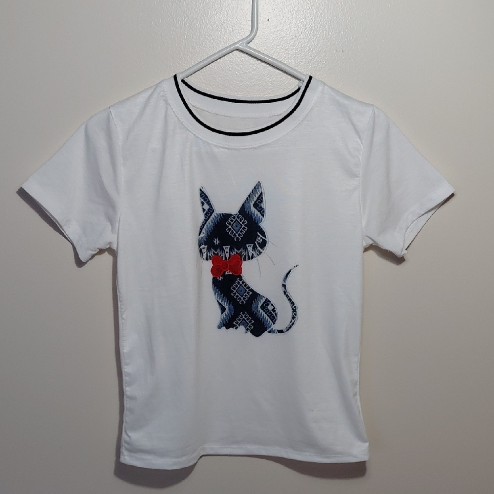 🔴 Womans White T-Shirt with Navy Cat Graphic and Red Bow